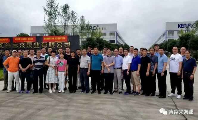 与会人员在遵义星空官方端网站登录入口-星空online(中国)有限公司大门口合影留念